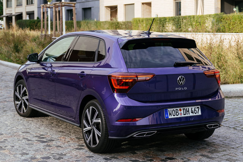 Vista lateral de un Volkswagen Polo Lovebrand lila