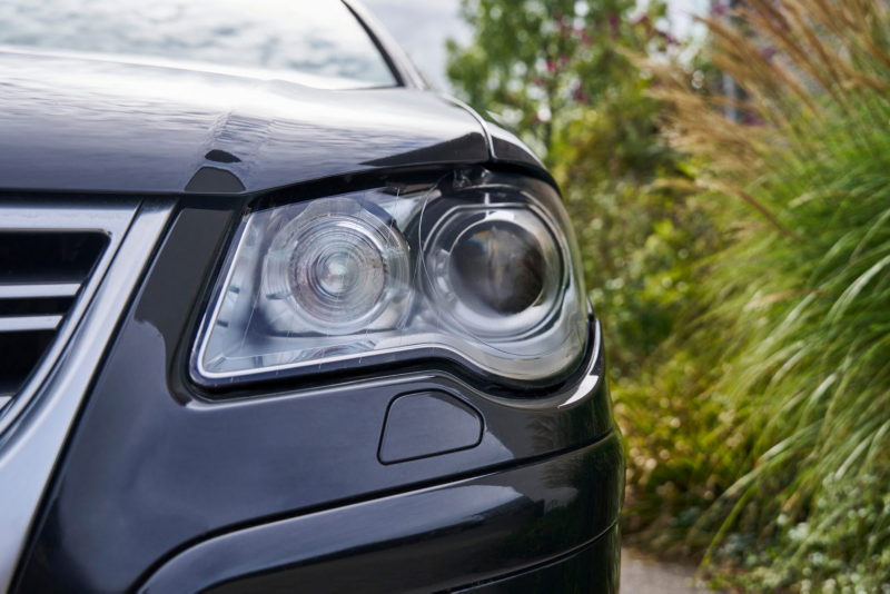 Detalle del faro izquierdo de frente de un Volkswagen Touran negro