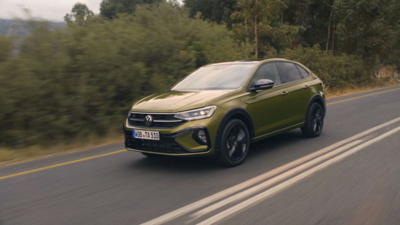 Un Volkswagen Taigo de color verde circulando por una carretera