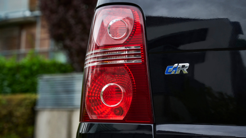 Detalle del intermitente trasero izquierdo de un Volkswagen Touran negro