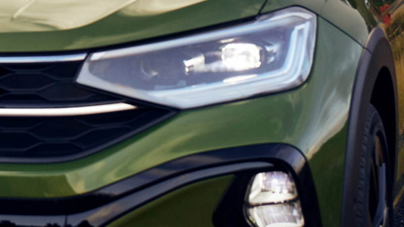 Detalle del faro delantero de un Volkswagen Taigo de color verde