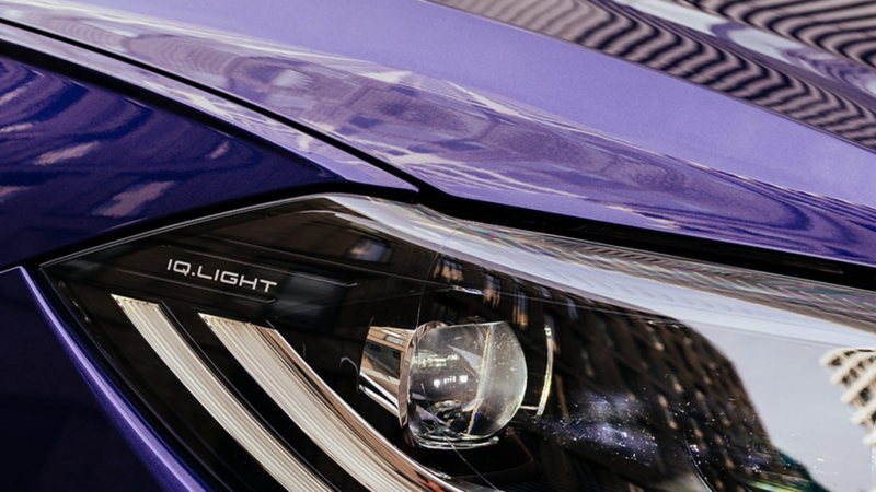 Detalle del faro delantero derecho de un Volkswagen Polo Lovebrand lila