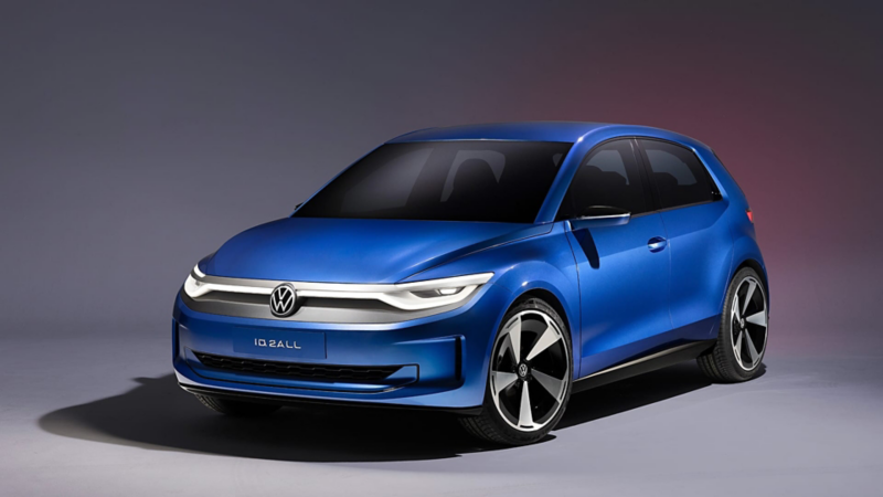 Volkswagen ID.2 all azul visto de tres cuartos sobre un fondo gris