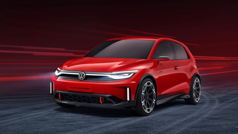 Volkswagen ID. GTI rojol visto de tres cuartos sobre un fondo con luces