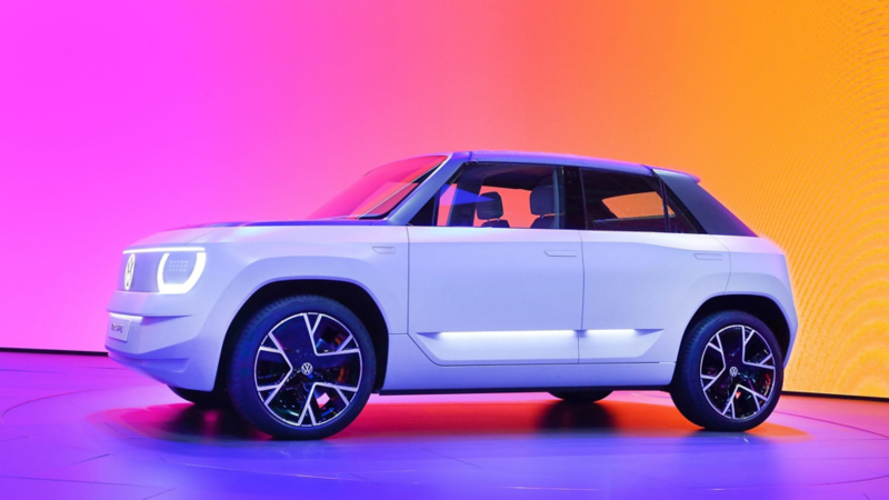 Volkswagen ID. Life blanco visto de costado sobre un fondo rosa y naranja