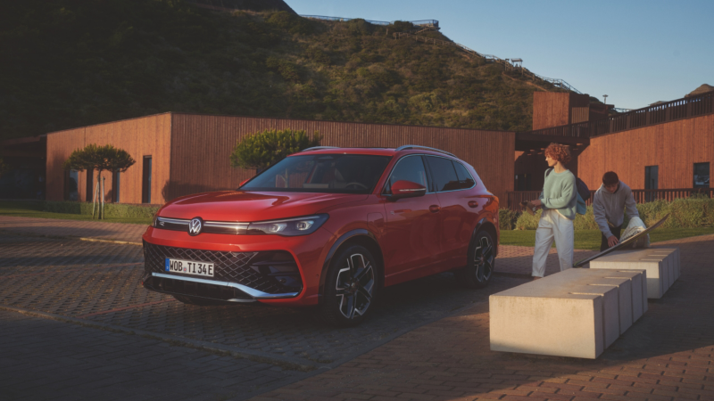 Un Volkswagen Tiguan eHybrid de color rojo estacionado en la calle