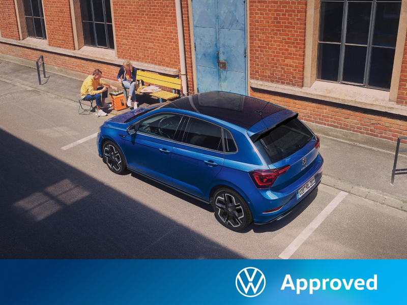 Un Volkswagen Polo estacionado en la calle visto desde arriba