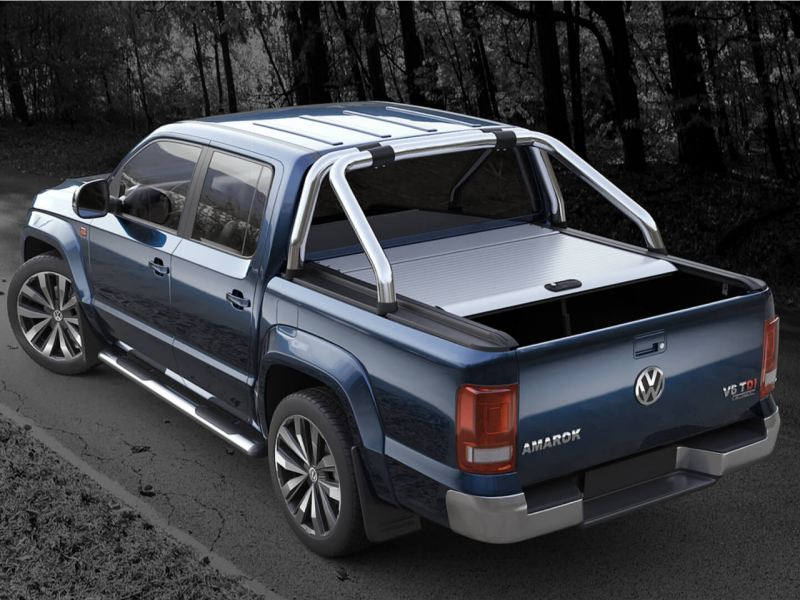 Volkswagen Amarok vista desde atrás en una carretera