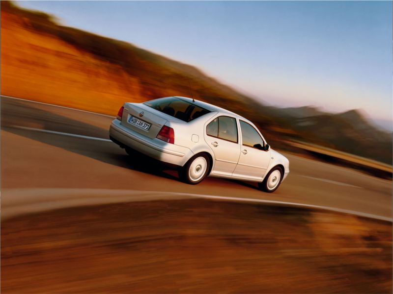 Volkswagen Bora visto desde atrás en una carretera