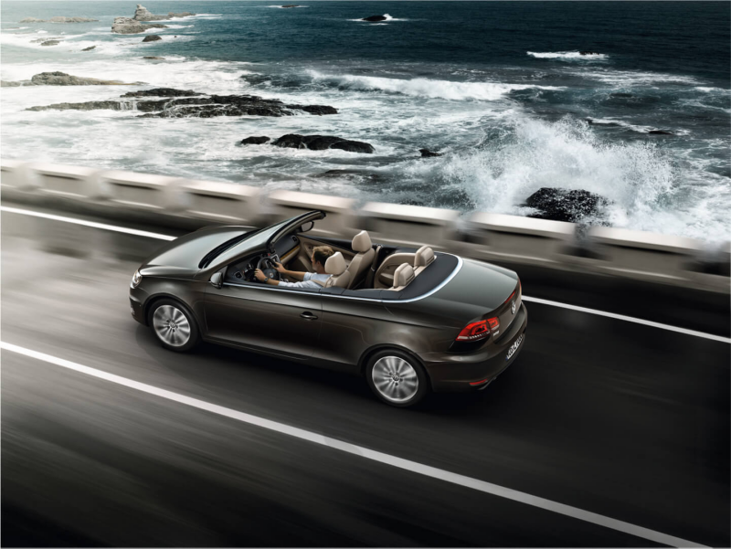 Volkswagen Eos cabrio en una carretera junto al mar