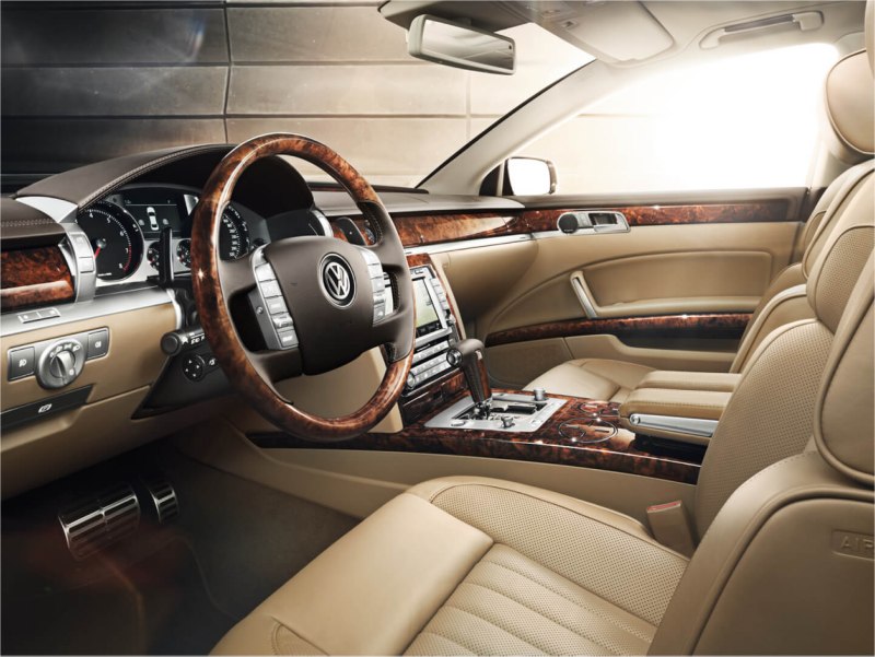 Vista de los asientos delanteros y el salpicadero de un Volkswagen Phaeton