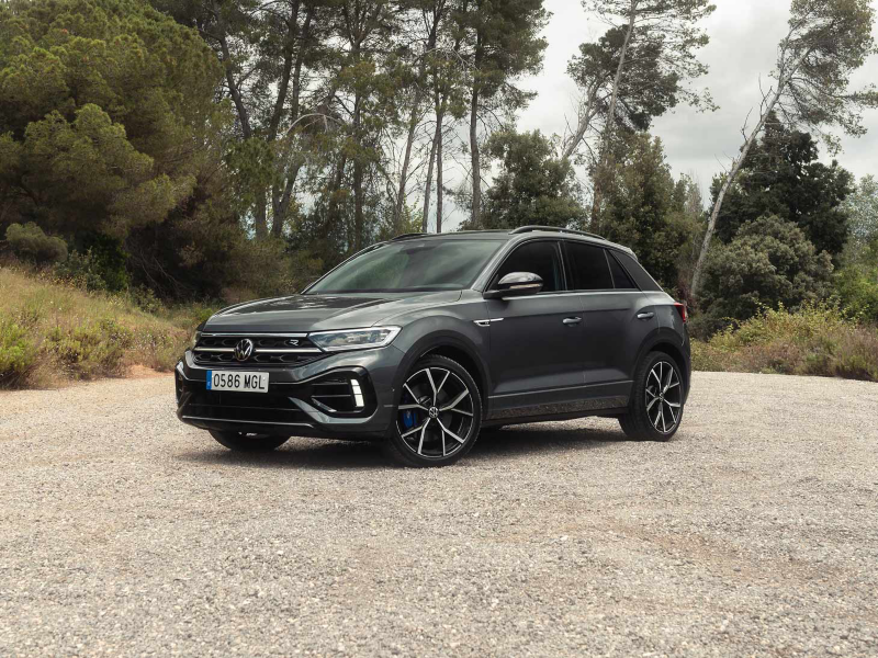 Un Volkswagen T-Roc de color gris estacionado en el bosque