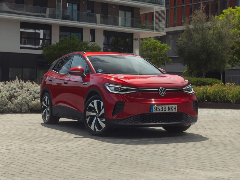Un Volkswagen ID.4 rojo aparcado frente un edificio