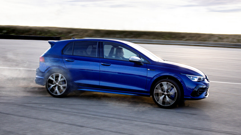 Un Volkswagen Golf R de color azul oscuro circulando por una carretera