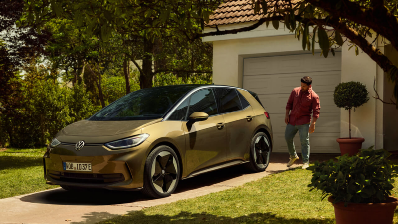 Un Volkswagen ID.3 estacionado fuera de una casa conectado a carga