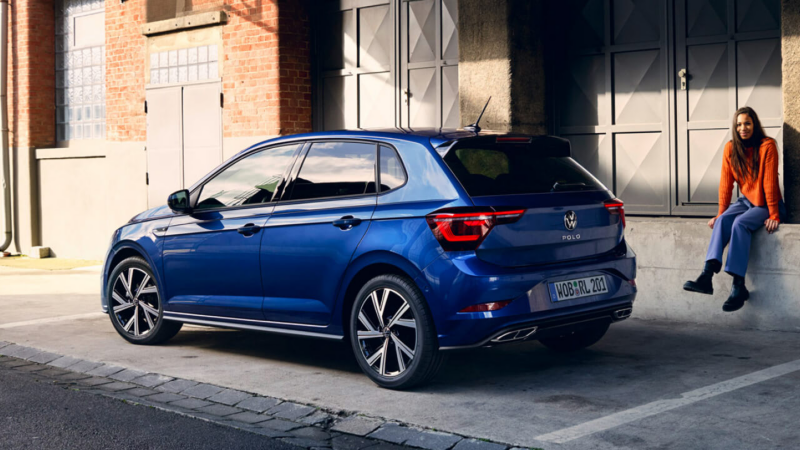 Un Volkswagen Polo de color azul oscuro estacionado en la calle