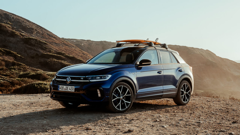 Un Volkswagen T-Roc estacionado en el exterior con tablas de surf encima