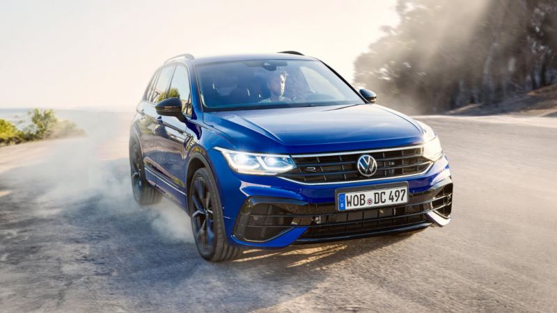 Un Volkswagen Tiguan R de color azul circulando por la calle