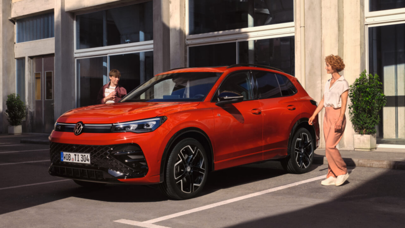 Un Volkswagen Tiguan de color rojo estacionado en una plaza de estacionamiento