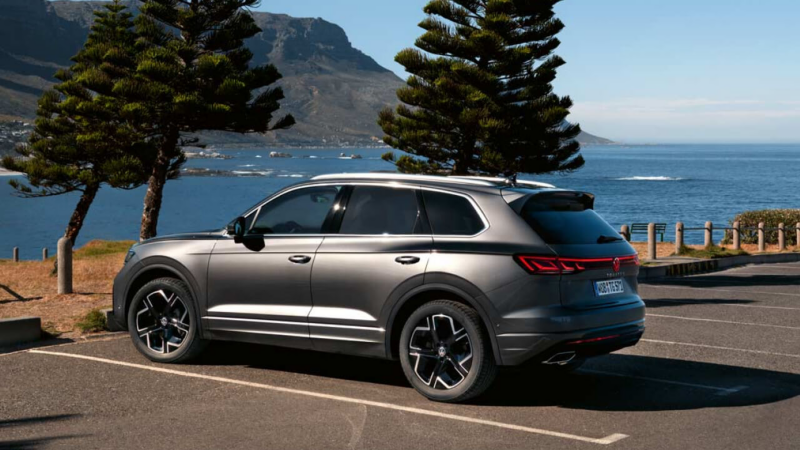 Un Volkswagen Touareg de color gris estacionado en al lado del mar