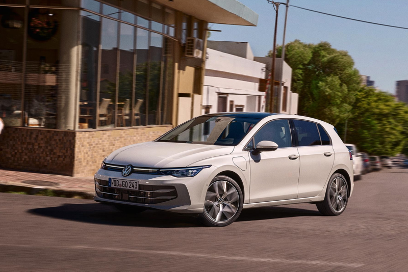 Un Volkswagen de color blanco circulando por una carretera