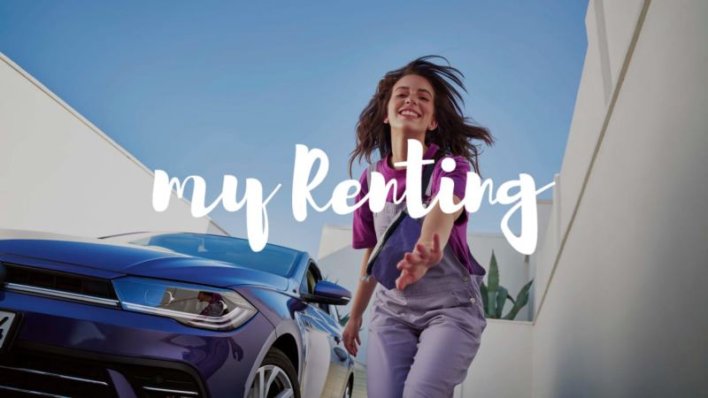 Una chica sonriendo junto a un Volkswagen y el logo de My Renting