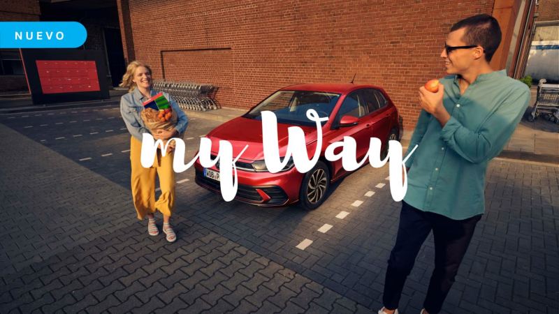 Una pareja junto a un Volkswagen rojo en el supermercado y el logo de My Way