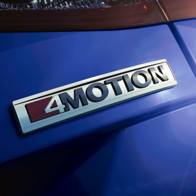 Detalle del logotipo de 4Motion de un Volkswagen
