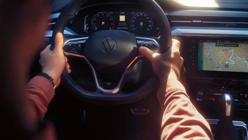 Primer plano del volante multifunción del Nuevo Volkswagen Arteon Shooting Brake R