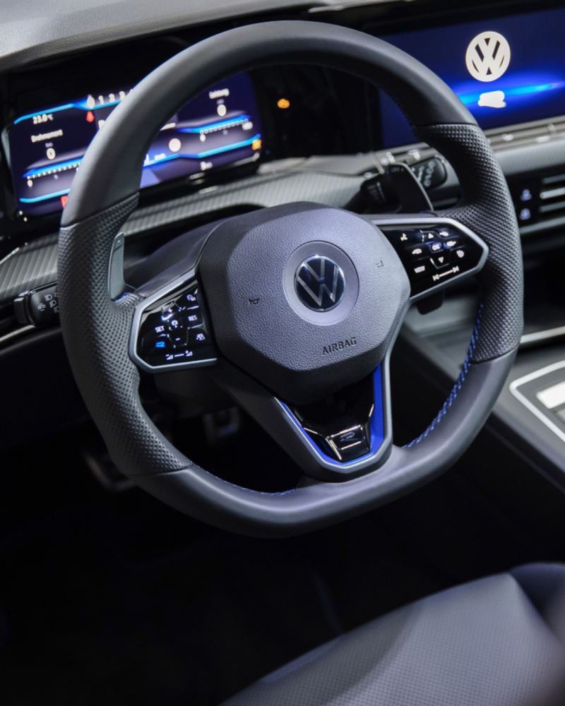 Detalle del volante multifunción y el Digital Cockpit del Volkswagen Golf 8 R