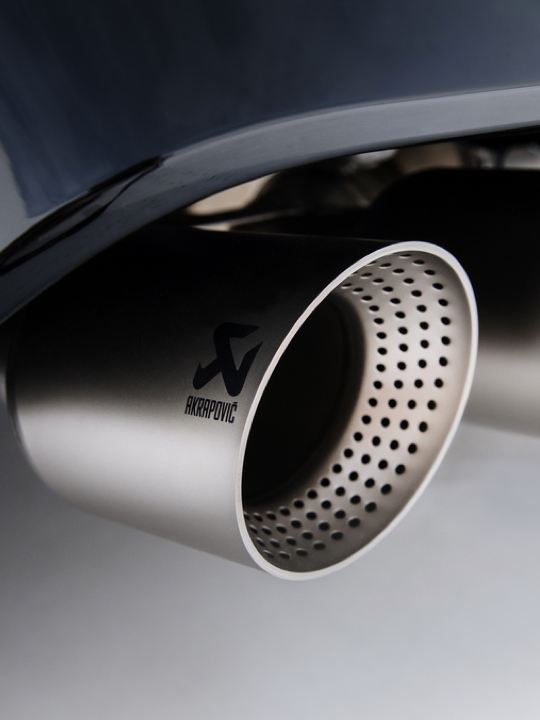 Detalle de los tubos de escape del Volkswagen Golf 8 R