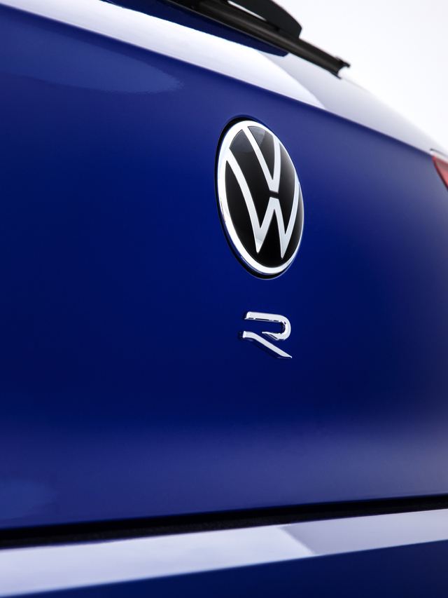 Detalle del logotipo del Volkswagen Golf 8 R en el portón trasero