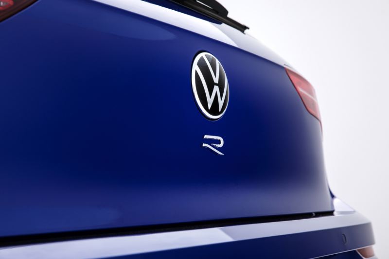 Detalle del logotipo del Volkswagen Golf 8 R en el portón trasero