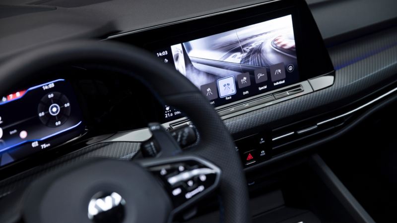 Detalle de la pantalla del sistema de navegación del Volkswagen Golf 8 R