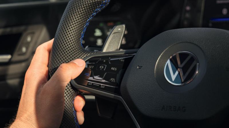 Detalle de una mano usando los selectores del volante multifunción de un Volkswagen Golf Variant R 