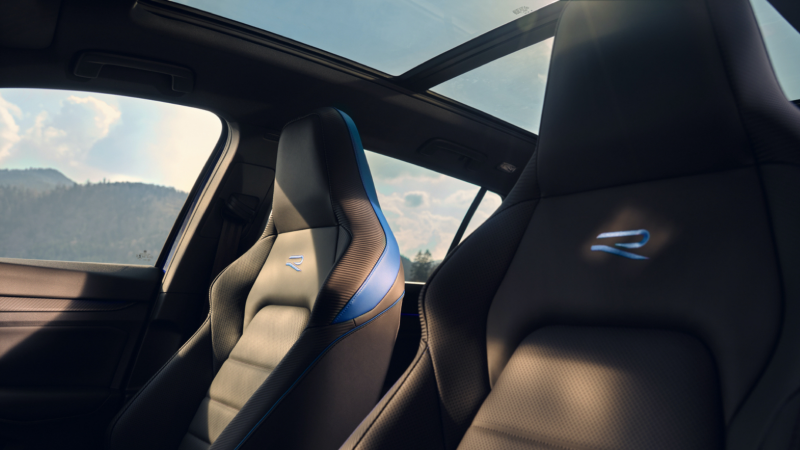 Vista de los asientos delanteros y el techo solar de un Volkswagen Golf 8 Variant R visto desde dentro