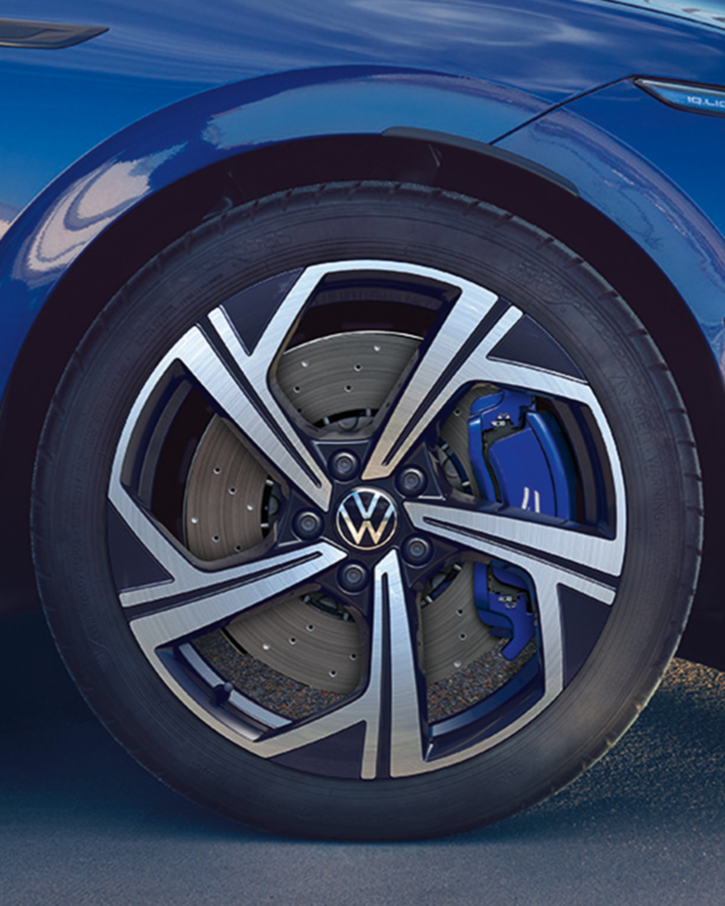 Detalle de una llanta de un Golf Variant R azul