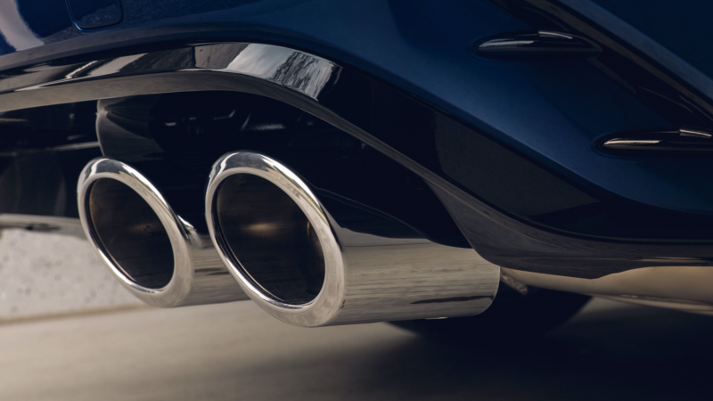 Detalle del tubo de escape de un Volkswagen Golf 8 Variant R azul