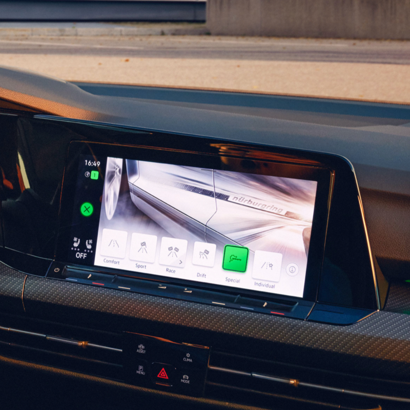 Detalle de la pantalla de un Volkswagen Golf 8 Variant R con We Connect