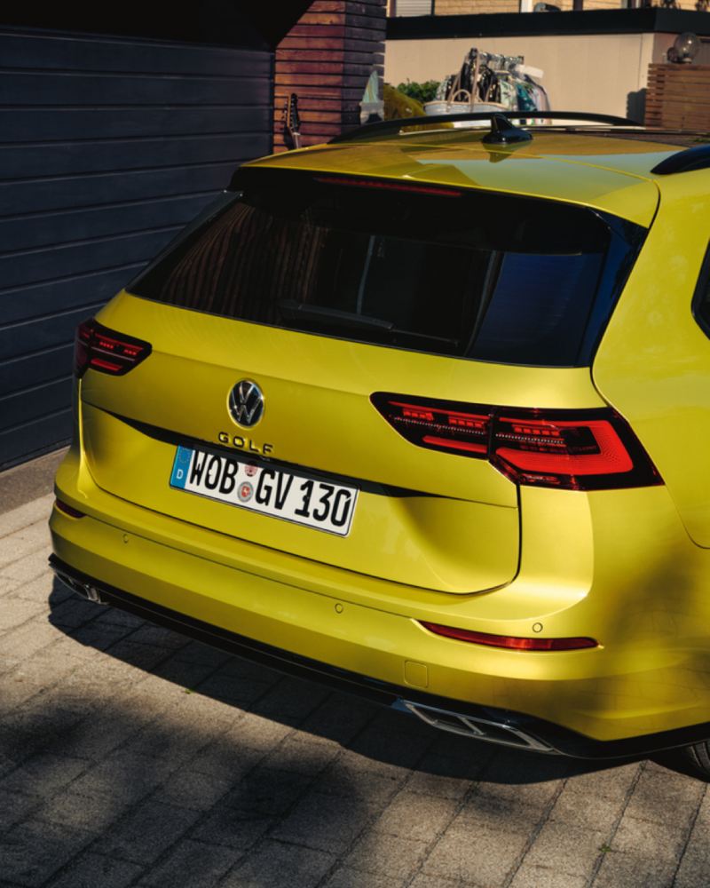 Vista de la parte de atrás de un Volkswagen Golf Variant amarillo