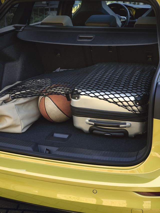 Vista del maletero lleno del Volkswagen Golf 8 Variant