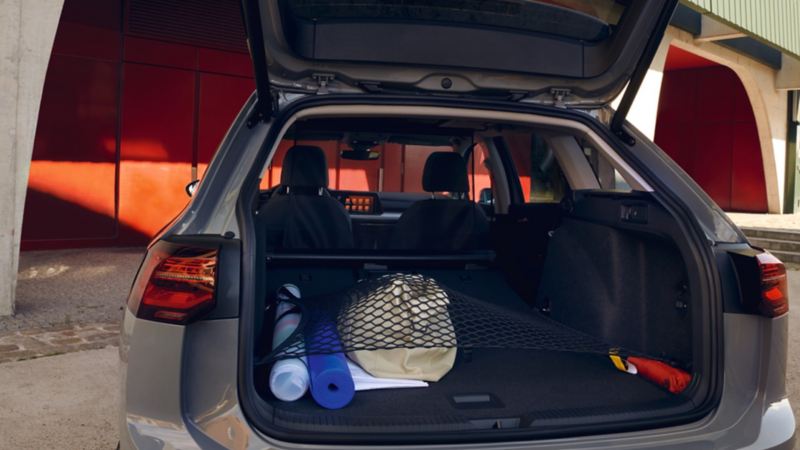 Maletero abierto del Volkswagen Golf Variant con una red sujeta equipaje