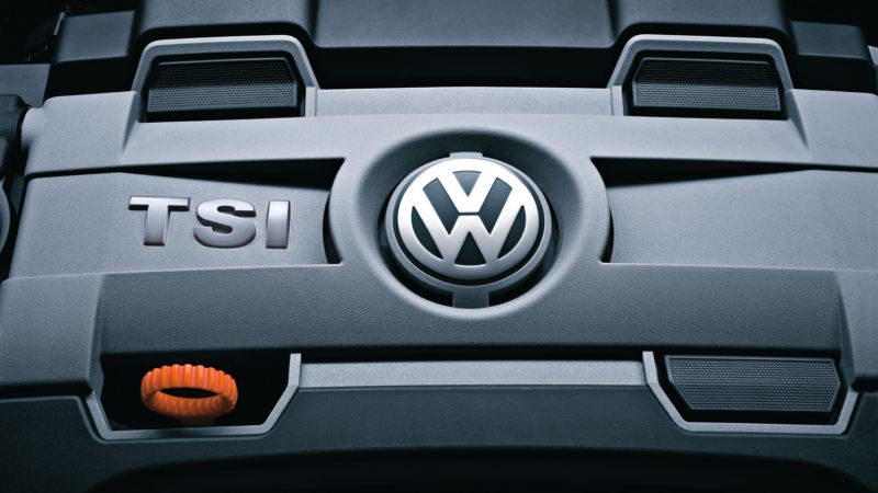 Motor TSI de Volkswagen en la penumbra visto desde un ángulo frontal