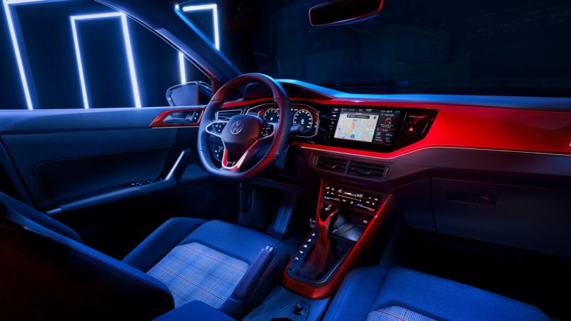 Vista del volante y salpicadero de un Volkswagen Polo GTI iluminado por luces de colores
