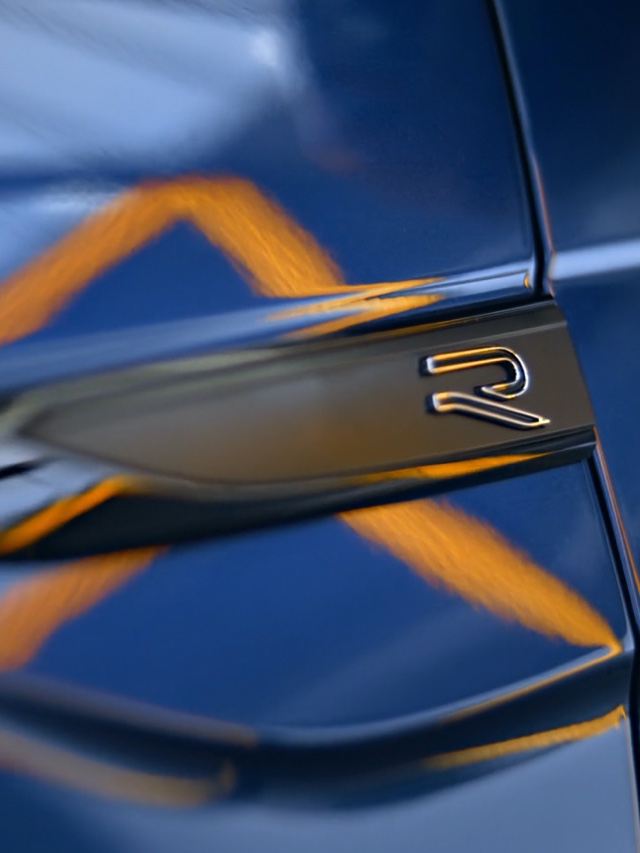 Detalle del emblema R en un Nuevo Polo azul