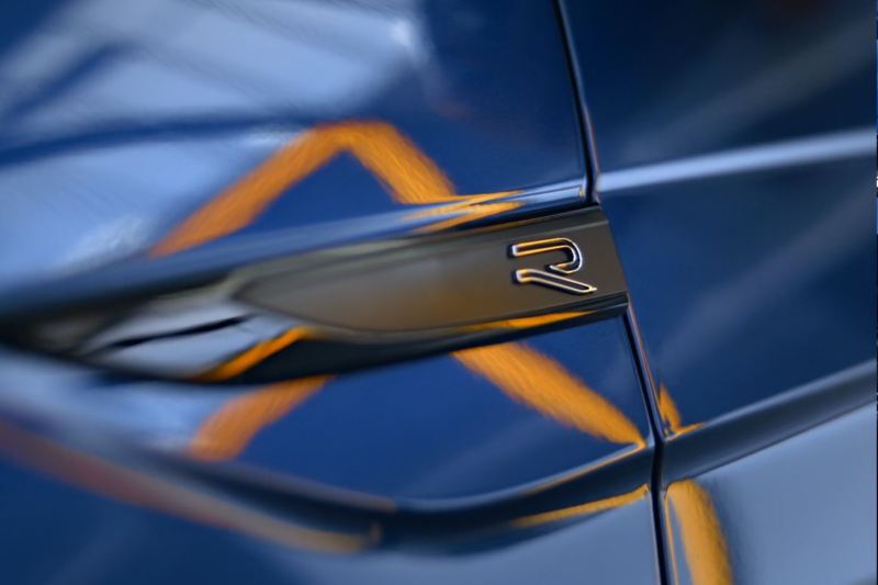 Detalle del emblema R en un Nuevo Polo azul