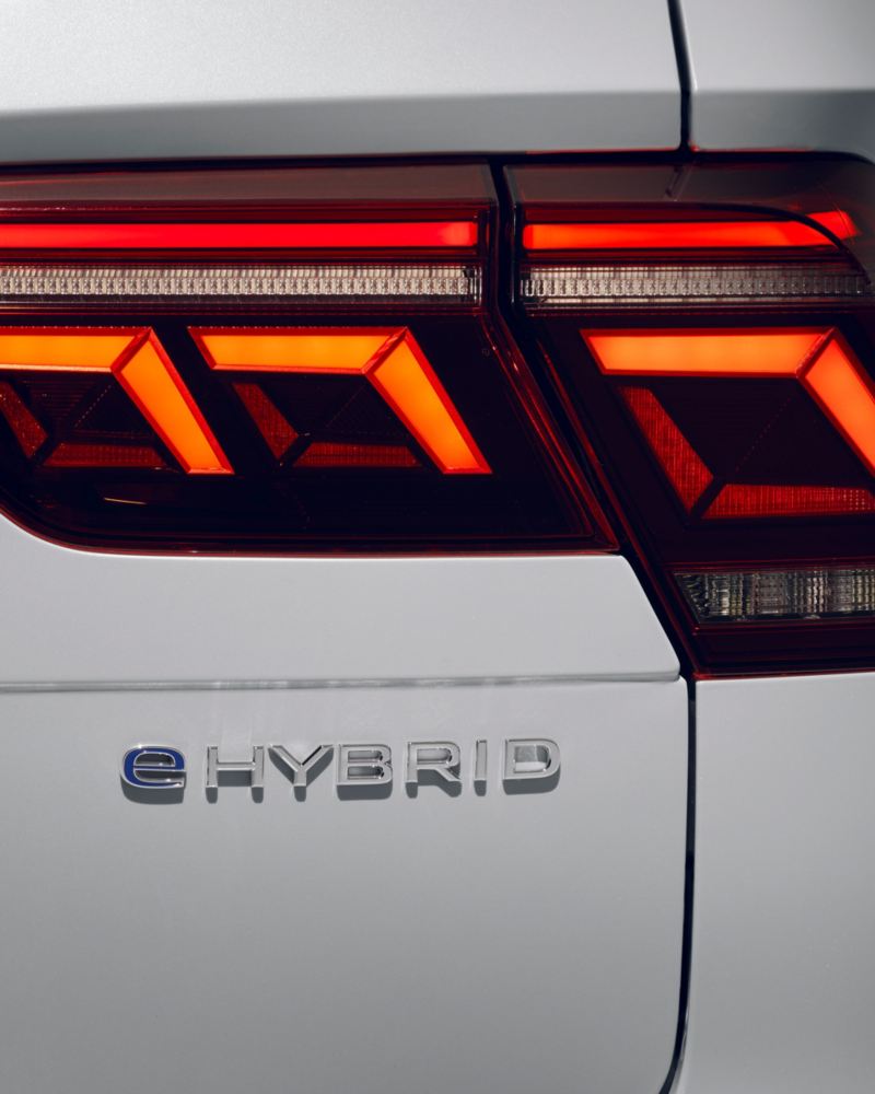 Detalle de un piloto trasero y el logo de eHybrid en un Volkswagen Tiguan blanco