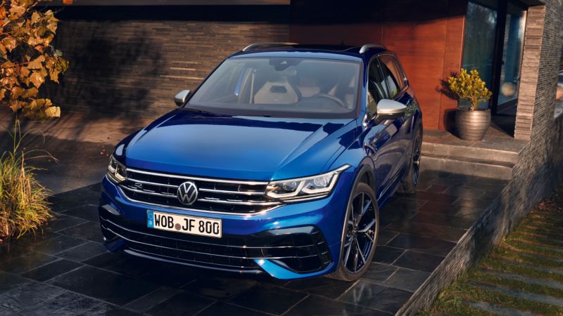  Volkswagen Tiguan R azul visto de frente aparcado delante de la puerta de casa