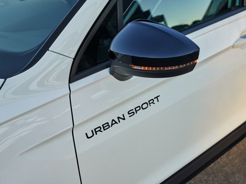 Detalle del emblema Urban Sport junto al retrovisor de un Volkswagen Tiguan