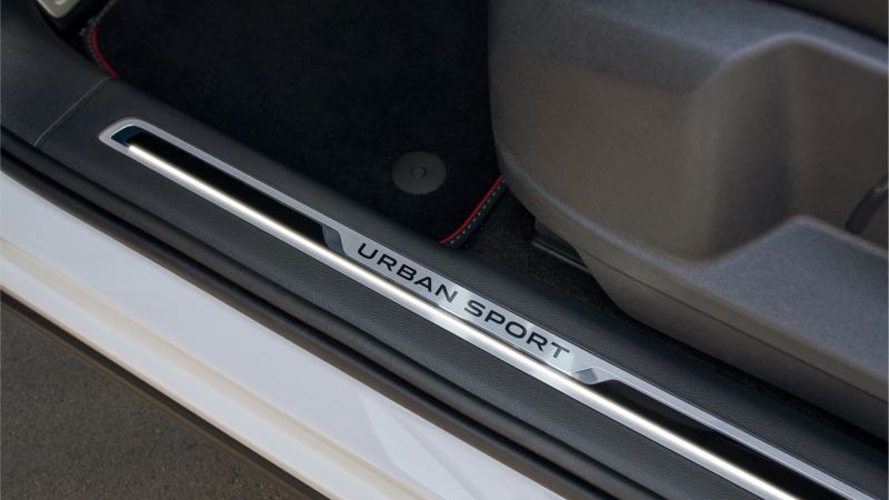 Detalle del emblema Urban Sport en la puerta de un Volkswagen Tiguan